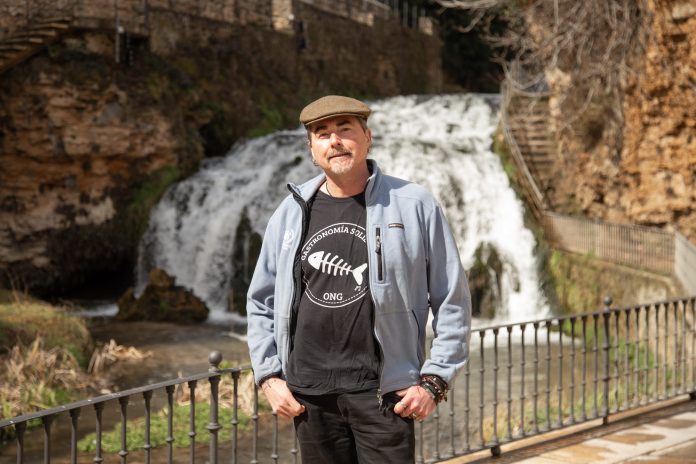 cascada-trillo-gerente Chema de Isidro el pasado mes de marzo, junto al restaurante de la polémica en Trillo. Eran otros tiempos.