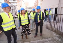 La consejera de Educación en el exterior del colegio "El Doncel", de Guadalajara, el 10 de marzo de 2023.