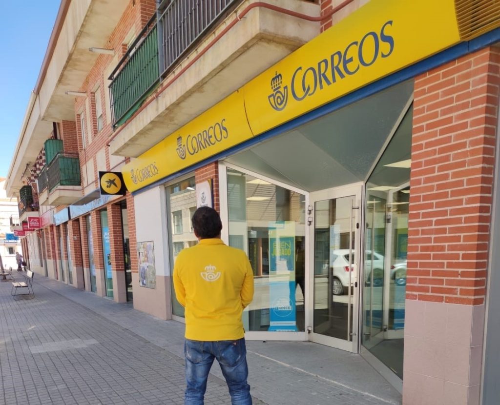 Un cartero delante de la oficina de Correos de El Casar.
