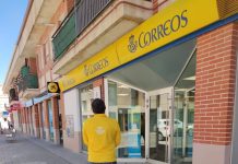 Un cartero delante de la oficina de Correos de El Casar.