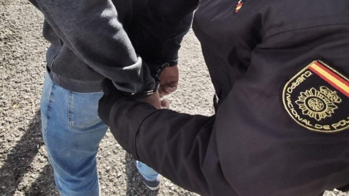 Un detenido por la Policía Nacional, en imagen de archivo. (Foto: CNP)