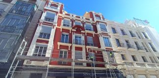 En febrero de 2023 se terminaba de pintar la fachada de este histórico edificio de la calle Miguel Fluiters, junto a la Plaza de España de Guadalajara. (Foto: La Crónic@)