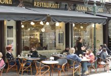 Terrazas, bares, pubs, restaurantes y hasta comida callejera... todo está a tu favor para comer, beber y vivir tu visita a Praga. (Foto: La Crónic@)