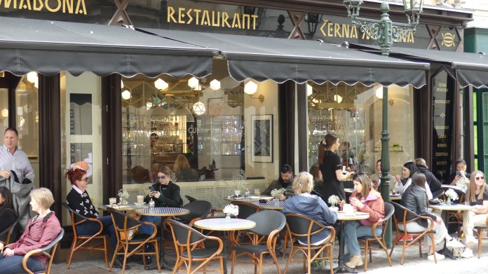 Terrazas, bares, pubs, restaurantes y hasta comida callejera... todo está a tu favor para comer, beber y vivir tu visita a Praga. (Foto: La Crónic@)
