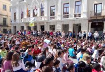 La Plaza Mayor se ha llenado de chavalería en el Día de la Poesía.