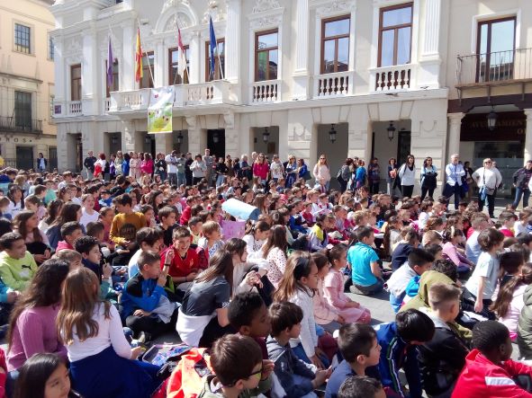 La Plaza Mayor se ha llenado de chavalería en el Día de la Poesía.