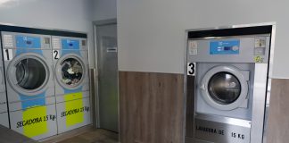 Interior de una lavandería autoservicio.
