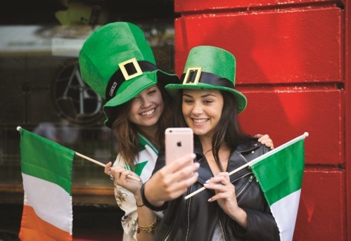La 'Semana de Irlanda' tiñe de verde el Metro de Madrid por San Patricio con espectáculos, fotografías y lectura Celebrando San Patricio. (Foto: Turismo de Irlanda)