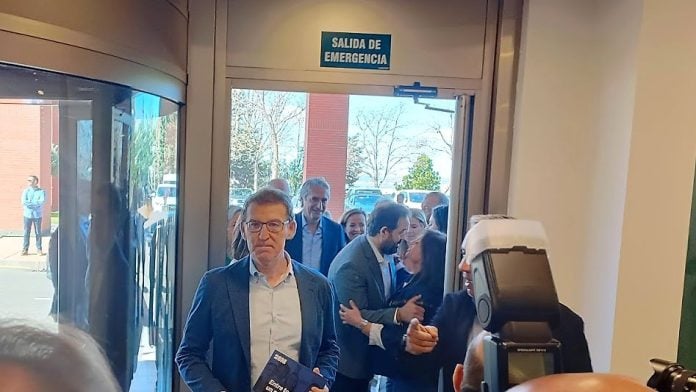 feijoo-entra-salida-guadalajara El PP presenta a Núñez Feijóo como una