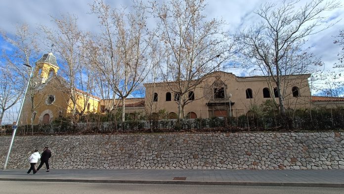 Fachada de uno de los edificios de la futura residencia de Los Olmos, abandonados durante décadas tras ser Hospital Provincial. (Foto: La Crónic@)