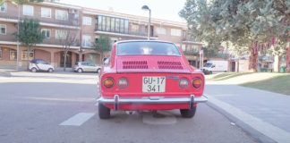 Una de las primeras escenas del videoclip de "Volvoreta" incluye un coche con una de las añoradas matrículas con la GU de Guadalajara.