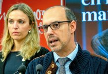 Pablo Bellido, con María Jesús Merino en la presentación de la candidatura del PSOE a las Cortes de Castilla-La Mancha por Guadalajara, el 15 de marzo de 2023.