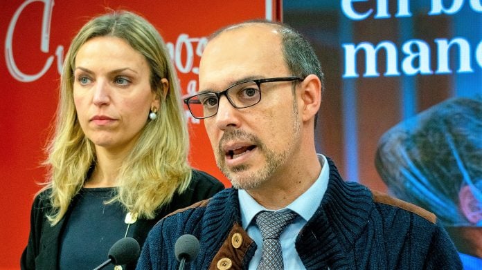 Pablo Bellido, con María Jesús Merino en la presentación de la candidatura del PSOE a las Cortes de Castilla-La Mancha por Guadalajara, el 15 de marzo de 2023.