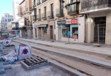 La calle Miguel Fluiters, en su tramo más cercano a la plaza Mayor, en la mañana del 16 de marzo de 2023. (Foto: La Crónic@)