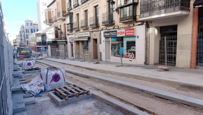 La calle Miguel Fluiters, en su tramo más cercano a la plaza Mayor, en la mañana del 16 de marzo de 2023. (Foto: La Crónic@)