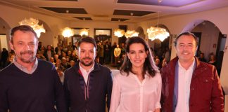 Rocío Monasterio con los candidatos de Vox, en el Casino de Guadalajara el 3 de marzo de 2023.