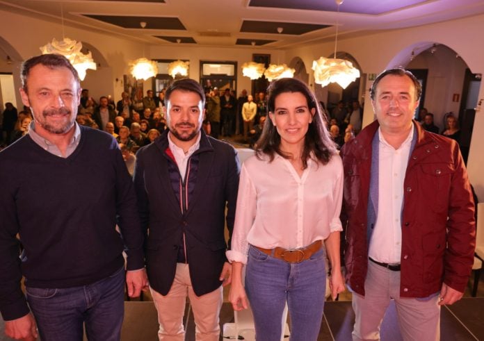Rocío Monasterio con los candidatos de Vox, en el Casino de Guadalajara el 3 de marzo de 2023.