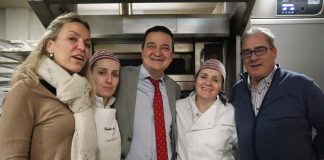 Visita a la panadería 'Gustos de Antes', regentada por las hermanas Irene y Rebeca Gómez.