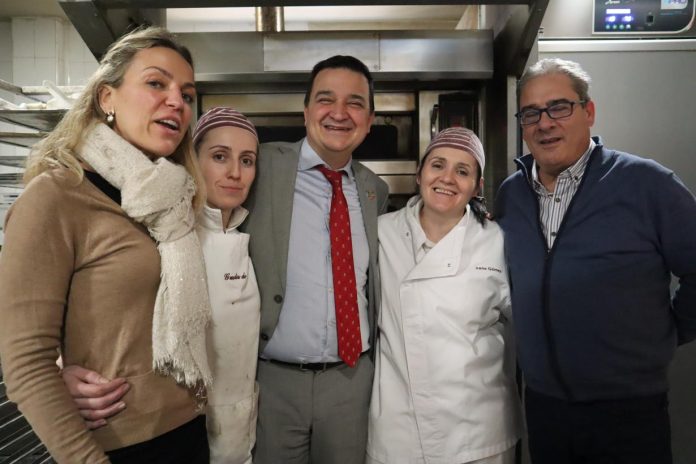 Visita a la panadería 'Gustos de Antes', regentada por las hermanas Irene y Rebeca Gómez.