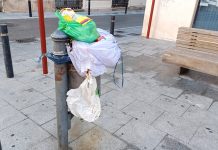 La papelera protagonista de este artículo, contenedor subsidiario de basura en la calle de San Gil por la fuerza de los hechos, el 12 de marzo de 2023. (Foto: La Crónic@)
