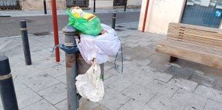 La papelera protagonista de este artículo, contenedor subsidiario de basura en la calle de San Gil por la fuerza de los hechos, el 12 de marzo de 2023. (Foto: La Crónic@)