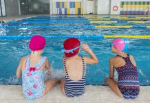 Niñas en la piscina climatizada de Azuqueca, en una imagen de archivo.