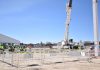 Colocación de la primera columna en la futura nave logística de Alcampo en Illescas.