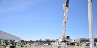 Colocación de la primera columna en la futura nave logística de Alcampo en Illescas.