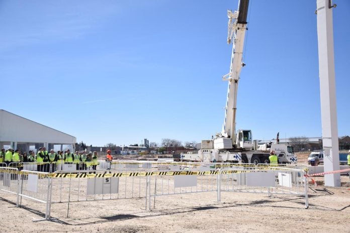 Colocación de la primera columna en la futura nave logística de Alcampo en Illescas.