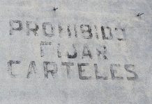 Advertencia rotulada en una pared de la Plaza de Prim, a la que alude este artículo de El Paseante. (Foto: La Crónic@)