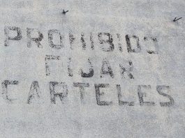 Advertencia rotulada en una pared de la Plaza de Prim, a la que alude este artículo de El Paseante. (Foto: La Crónic@)