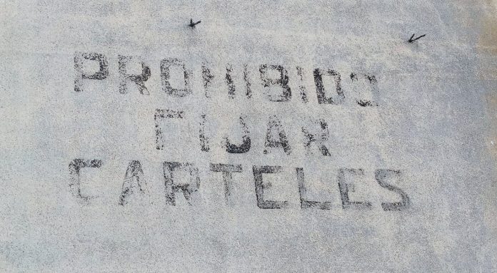 prohibido-fijar-carteles Advertencia rotulada en una pared de la Plaza de Prim, a la que alude este artículo de El Paseante. (Foto: La Crónic@)