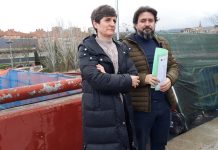 Susana Martínez y Jorge Riendas ante la obra que cuestiona Aike, en las inmediaciones del túnel de Aguas Vivas.