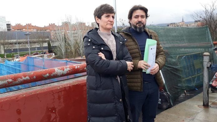 Susana Martínez y Jorge Riendas ante la obra que cuestiona Aike, en las inmediaciones del túnel de Aguas Vivas.