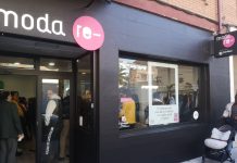 Exterior de la tienda de Cáritas en Azuqueca de Henares para la venta de ropa de segunda mano.