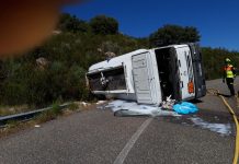 Vuelco de un camión que transportaba mercancías peligrosas.