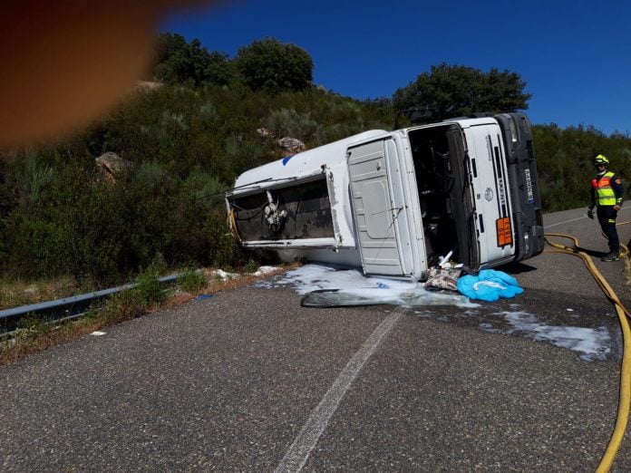 Vuelco de un camión que transportaba mercancías peligrosas.