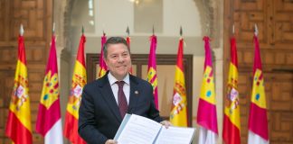 Emiliano García-Page tras la firma del decreto de convocatoria de las elecciones autonómicas de 2023.