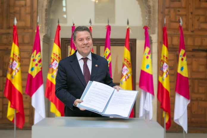 Emiliano García-Page tras la firma del decreto de convocatoria de las elecciones autonómicas de 2023.