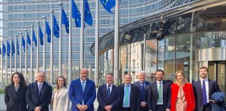 1.644 kilómetros de desencuentro entre Page y Pedro Sánchez García-Page y sus acompañantes, este viernes en Bruselas.