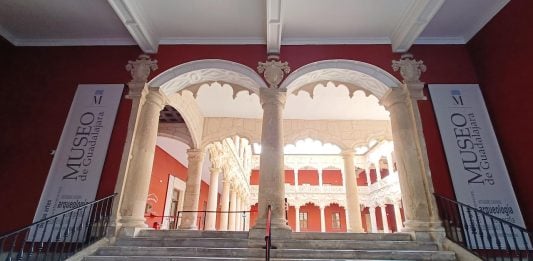 Ponte al fresco este martes con poesía Acceso al Patio de los Leones desde el zaguán de palacio el Domingo de Resurrección de 2023. (Foto: La Crónic@)