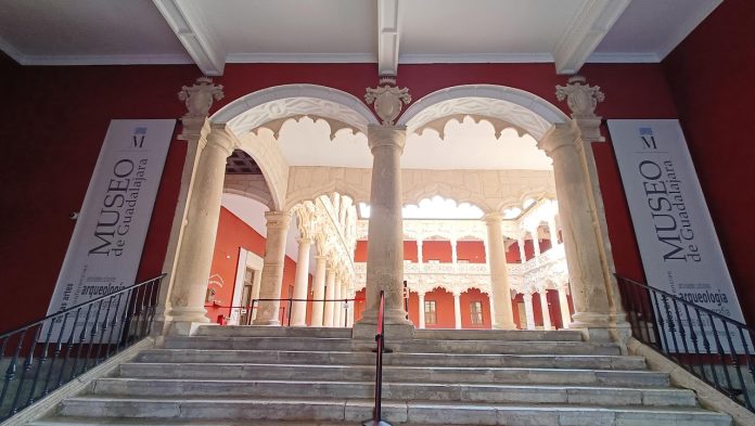 Acceso al Patio de los Leones desde el zaguán de palacio el Domingo de Resurrección de 2023. (Foto: La Crónic@)