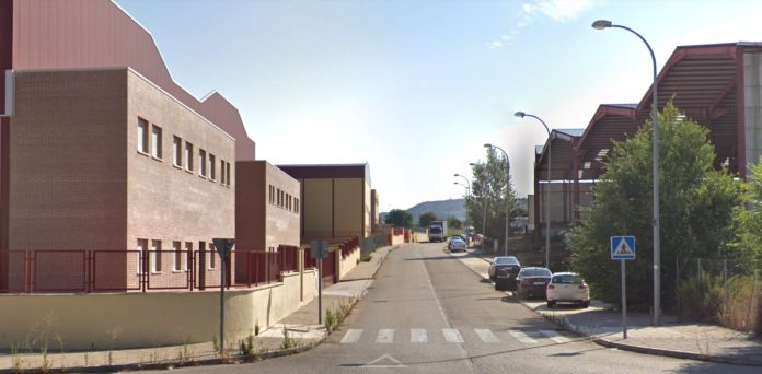 Vista parcial de la calle Los Muchos, en el polígono de Albolleque, de Chiloeches.