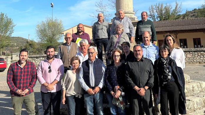 Alcaldes y otros responsables en el acto de firma de los contratos promovidos por Fadeta para las cámaras de videovigilancia en abril de 2023.