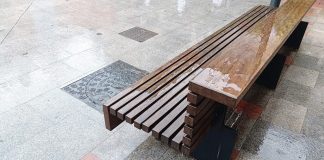 Banco bajo la lluvia en Guadalajara, en una imagen de archivo. (Foto: La Crónic@)