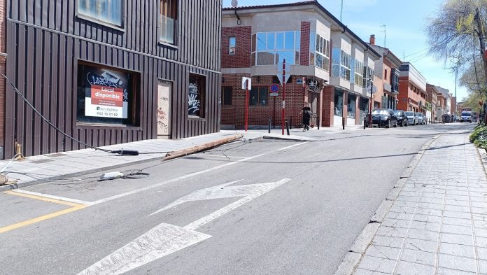 Postes tronchados y cables por el suelo fue la imagen del 7 de abril de 2023 en la Cuesta del Matadero. (Foto: La Crónic@)