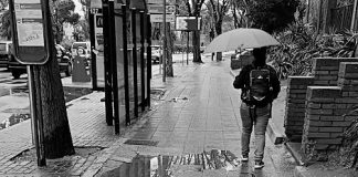 Peatón con paraguas en la Avenida del Ejército de Guadalajara, durante el pasado mes de abril. (Foto: La Crónic@)