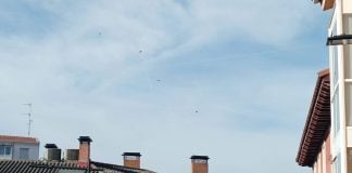 Cielos sin apenas nubes en la Semana Santa de Guadalajara. Los puntos que se ven no son pájaros, sino agentes del GEO, descendiendo en paracaídas para una demostración, el 3 de abril de 2023. (Foto: La Crónic@)