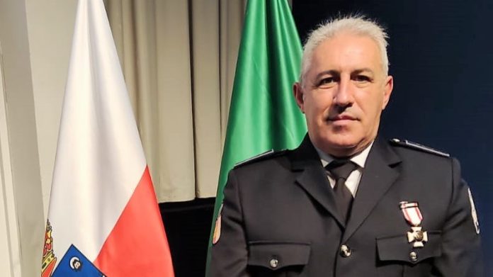 Chema Antón, tras recibir una condecoración.