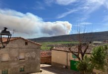 La nube del incendio de Ocentejo desde La Riba de Saelices, donde aún sigue vivo el recuerdo del desastre de 2005. (Foto: Ayto. de Riba de Saelices)